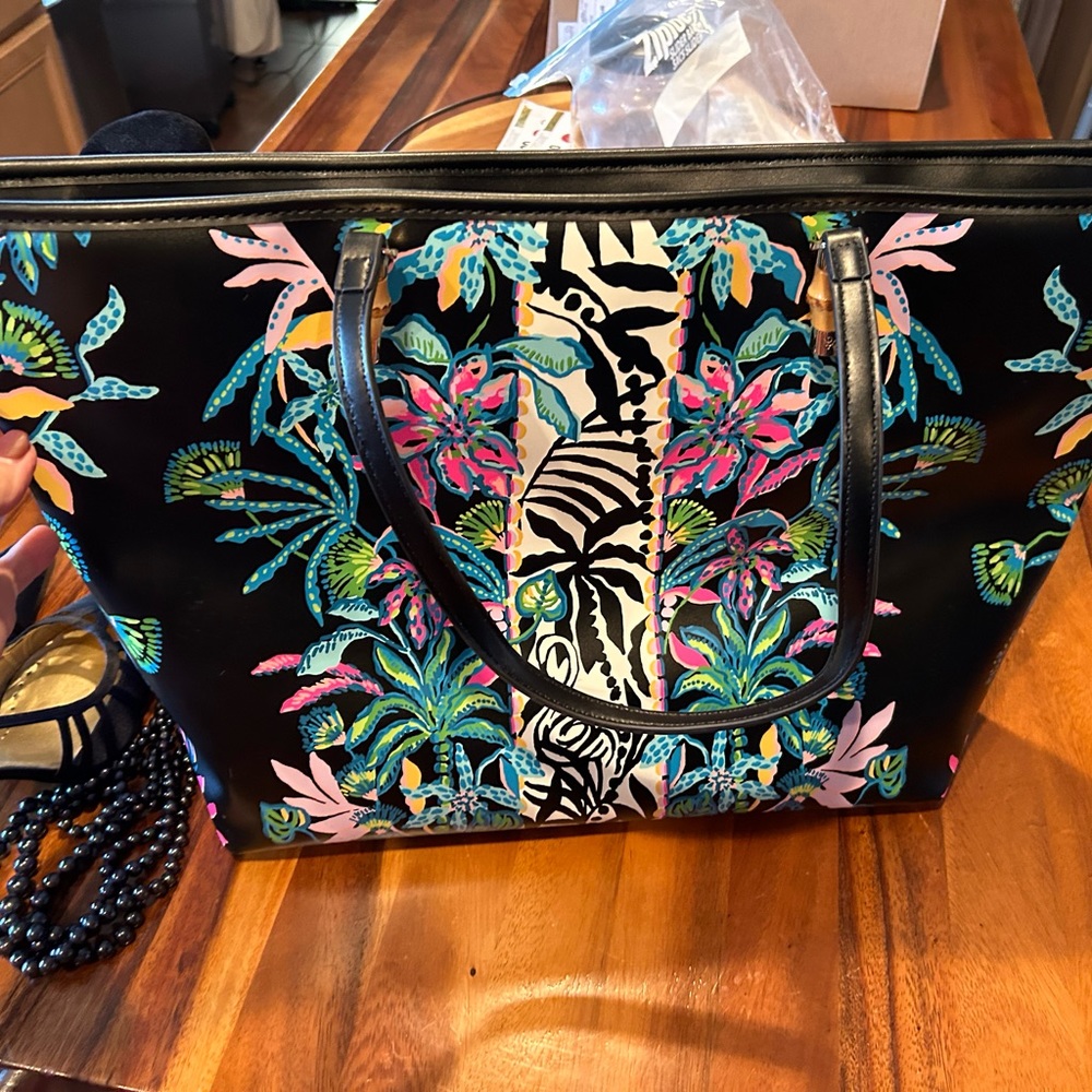 Lilly Pulitzer Meena Onyx Paradise Glow Engineered Tote Purse Bag…brand new…